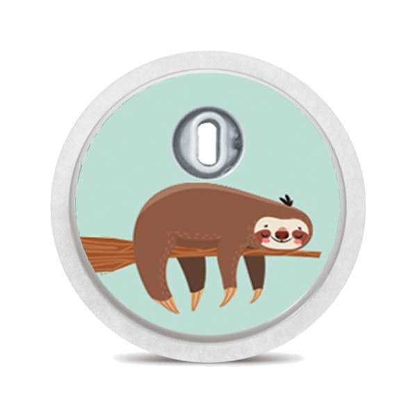 Runder Aufkleber mit Faultier auf einem Ast. Weißer Rand, Loch in der Mitte. Hintergrund: hellblau.