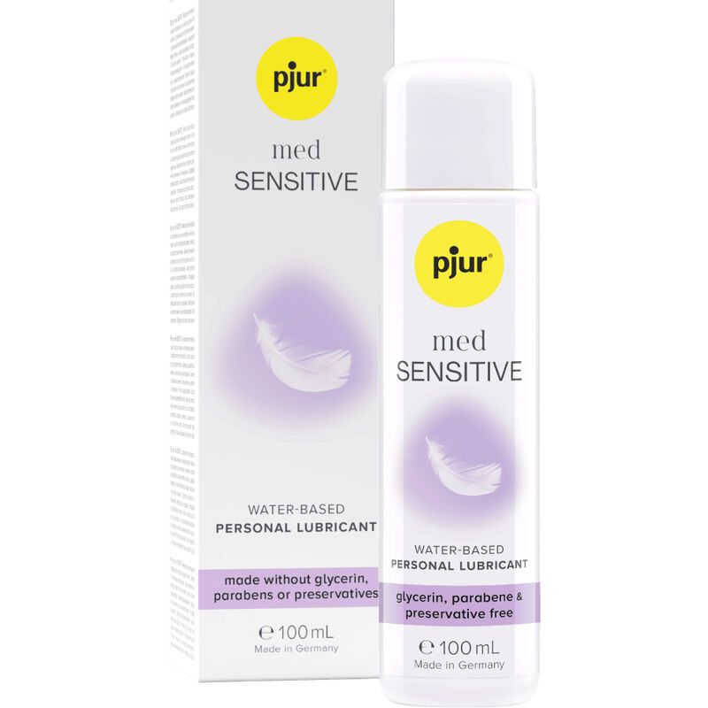 Weiße Flasche und Karton mit Produktinformationen. Aufschrift: pjur med Sensitive, wasserbasiert, ohne Glycerin, Parabene oder Konservierungsstoffe.
