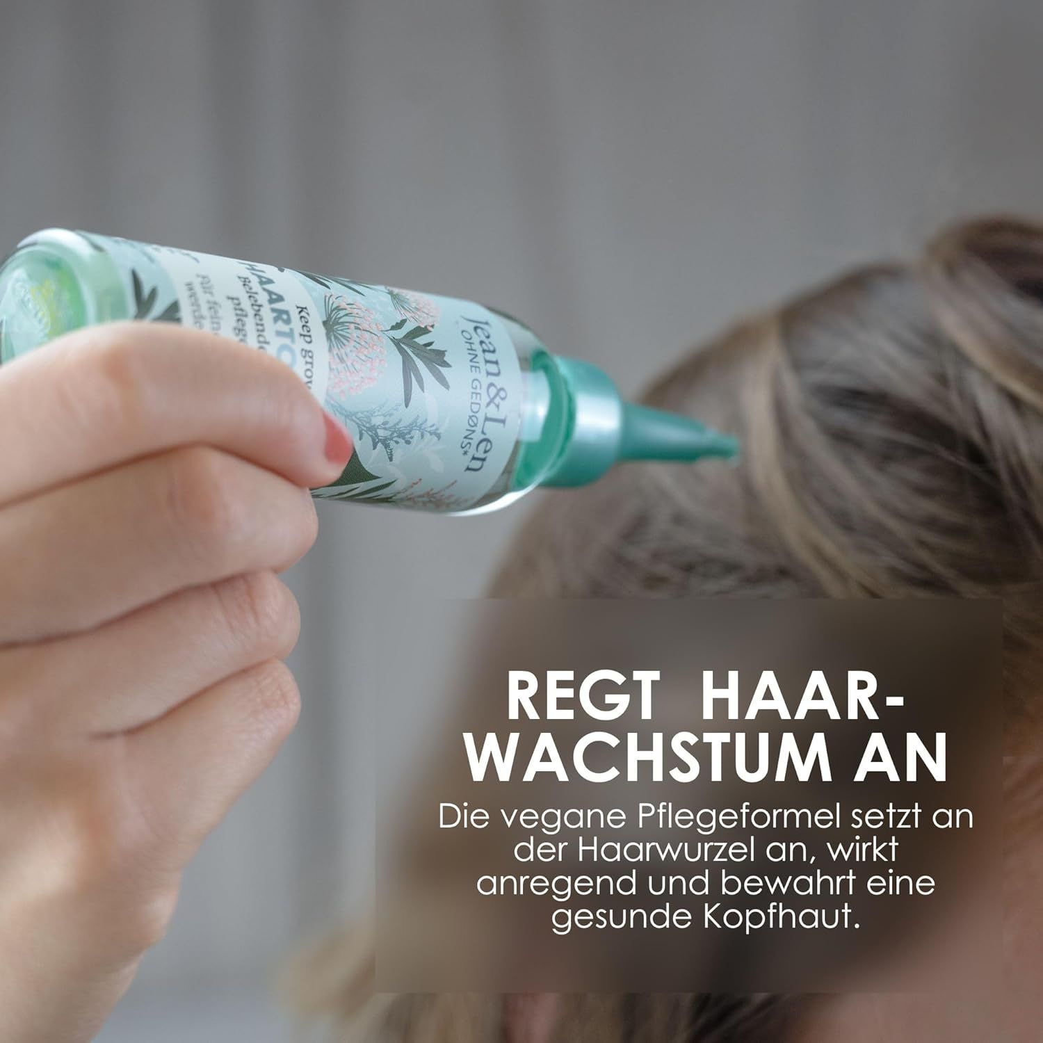 Person hält Flasche an Kopfhaut. Text: Regt Haarwachstum an. Vegane Pflegeformel wirkt an Haarwurzel, gesunde Kopfhaut.