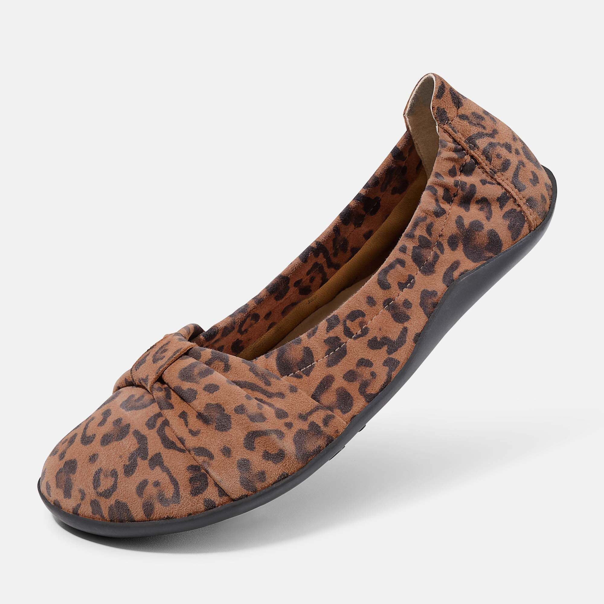 BÄR Elly Ballerina, Leopardenmuster, Schleife vorne, breite Passform.