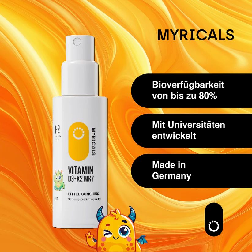 Weiße Sprühflasche mit gelbem Etikett. Text: MYRICALS, VITAMIN D3+K2 MK7 LITTLE SUNSHINE. Bioverfügbarkeit bis zu 80%. Made in Germany. Gelber Hintergrund.