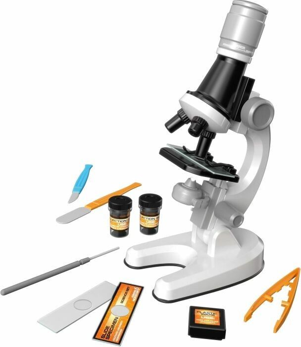 Mikroskop-Set mit Zubehör: Objektträger, Fläschchen, Werkzeuge und Pinzette. Weißes Mikroskop mit schwarzem Tubus.