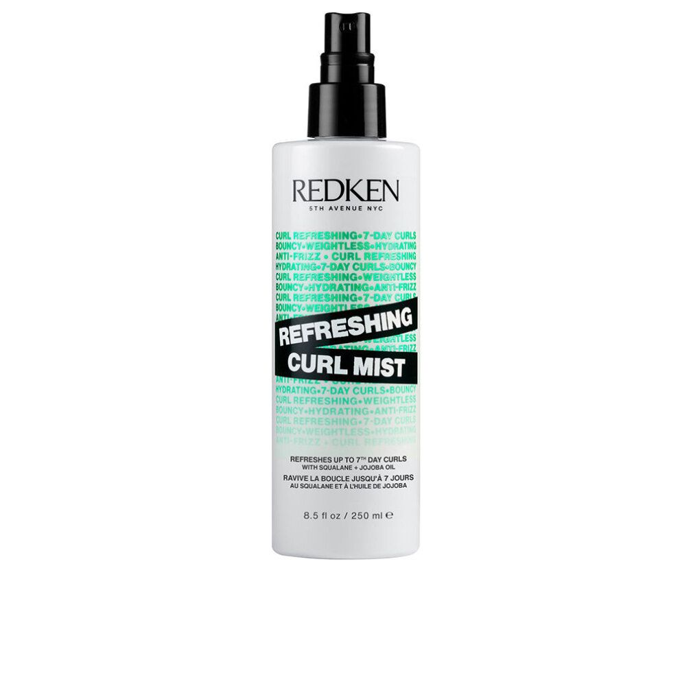 Redken Refreshing Curl Mist. Weiße Flasche mit schwarzem Sprühkopf. Produktname und Text auf der Flasche. Auf weißem Hintergrund.