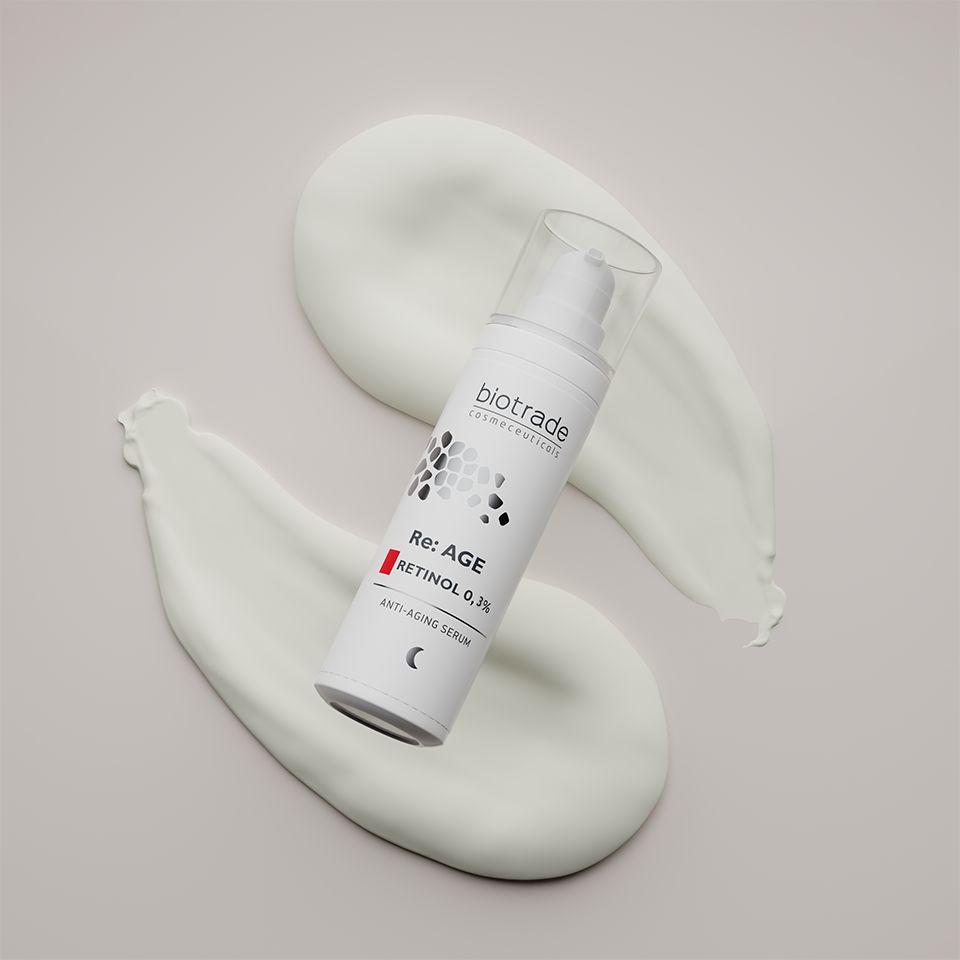 Biotrade Retinol 0,3% Anti-Aging Serum auf cremiger Unterlage.