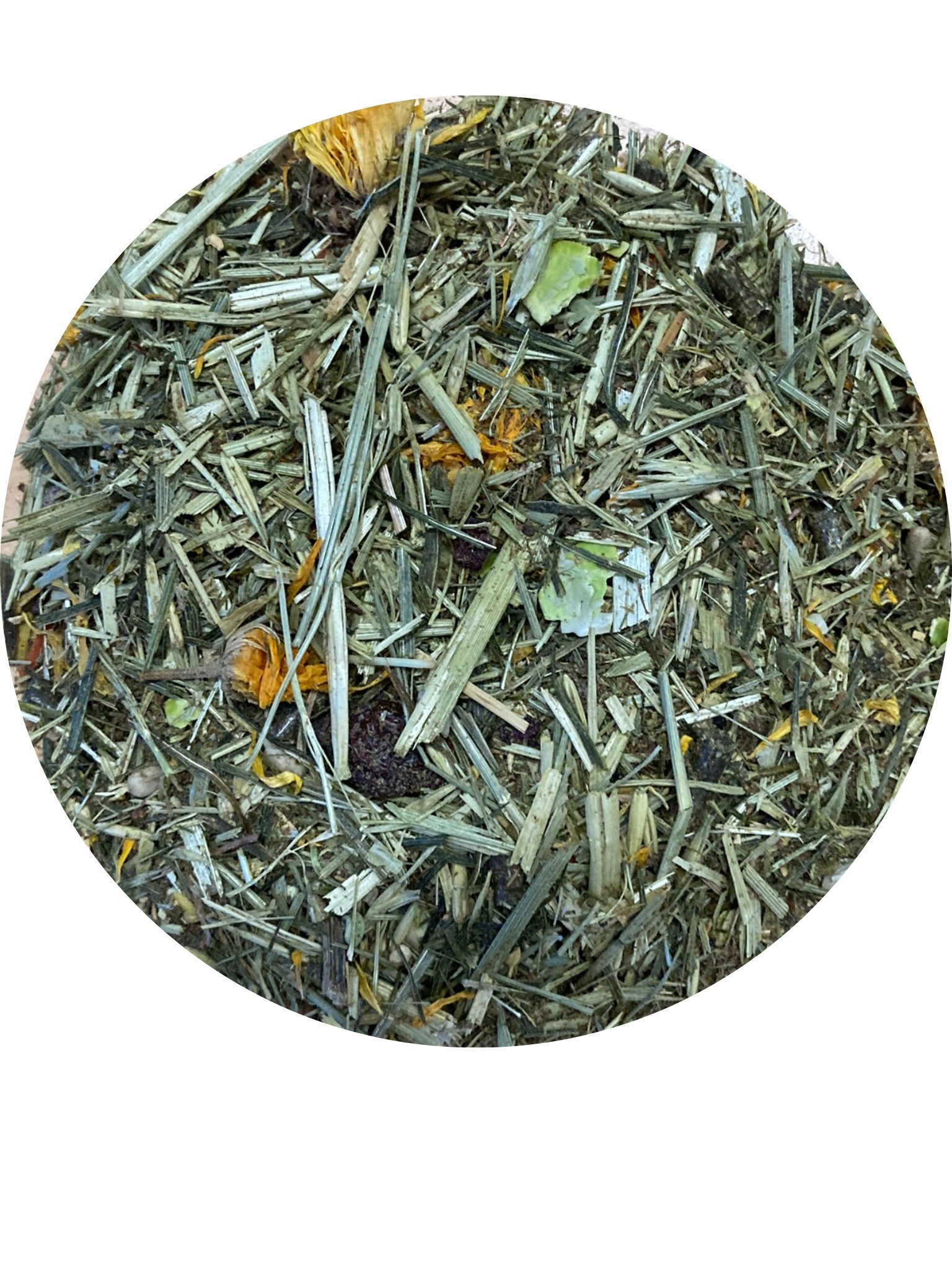 Kräutertee-Mischung mit getrockneten Gräsern, Blüten und Beeren.
