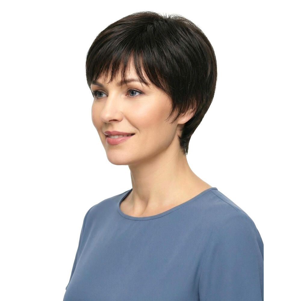 Kurzhaarperücke in Braun, im Profil. Frau mit blauem Oberteil, lächelt.