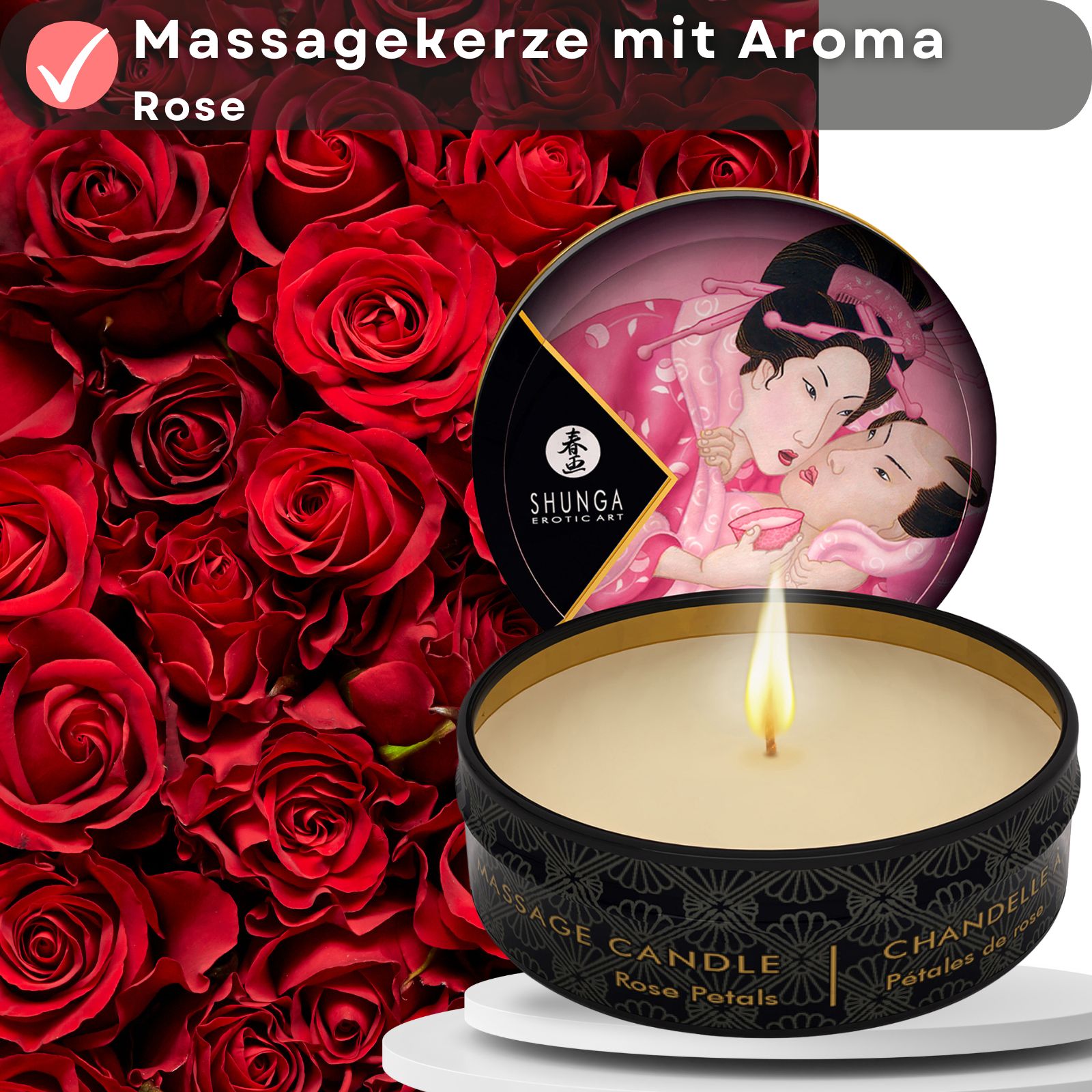 Massagekerze mit Aroma Rose. Schwarze Dose mit goldenem Rand. Deckel mit Illustration. Kerze brennt. Rote Rosen im Hintergrund.