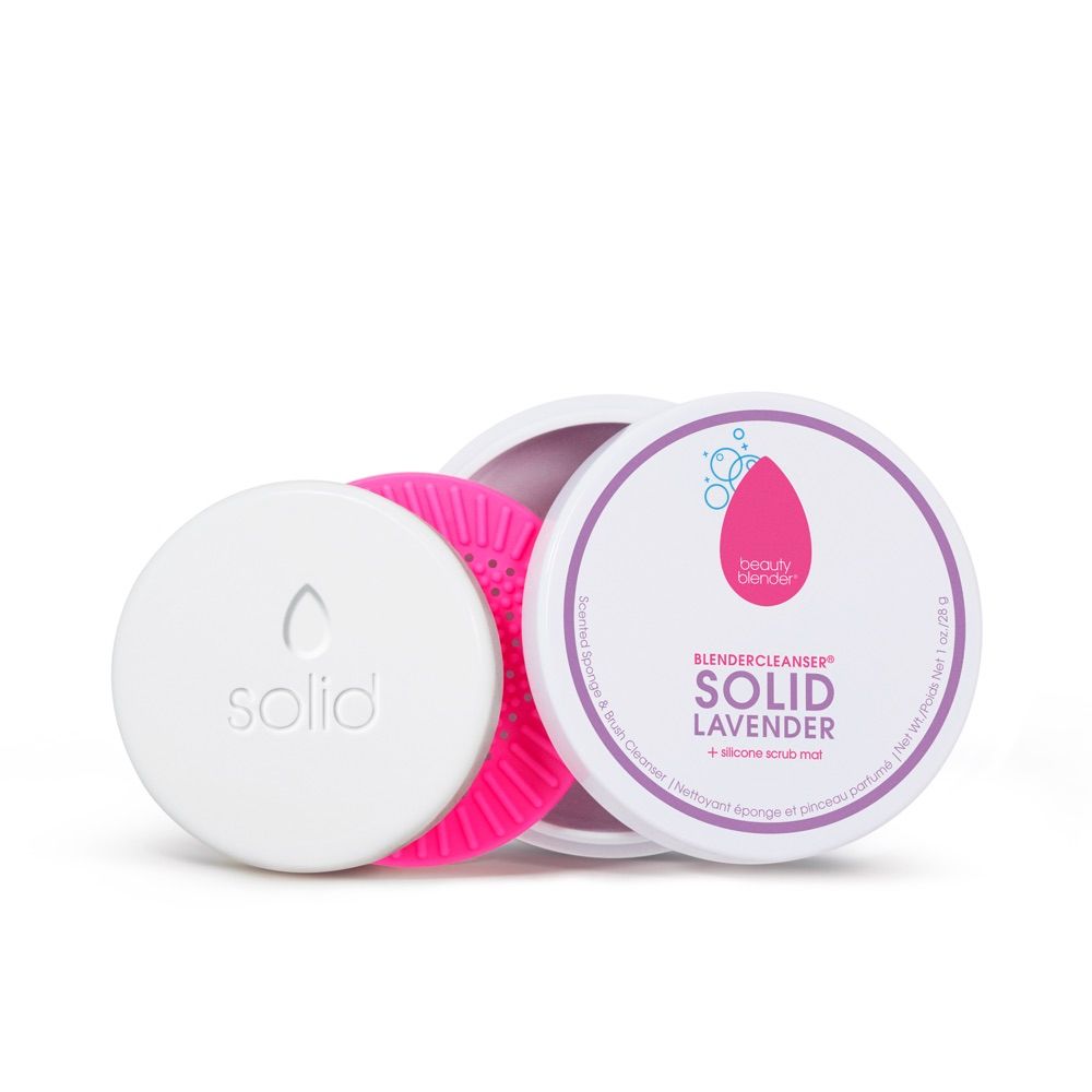 Runde, weiße Dose mit Deckel und rosa Reinigungsbürste. Aufschrift: Blendercleanser Solid Lavender.