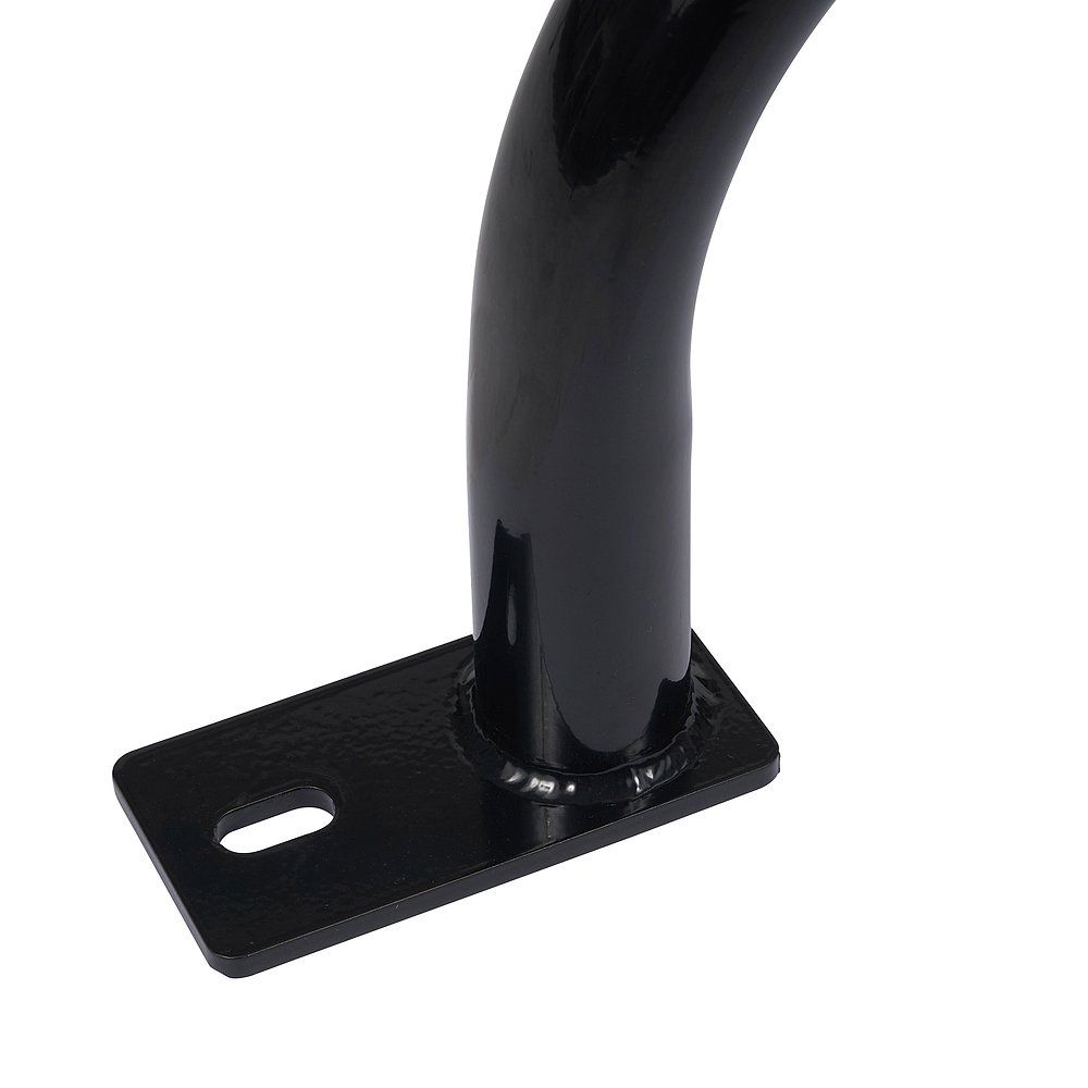 Schwarzer Hangelgriff mit rechteckiger Basis und Loch. Gebogene Form. Nahaufnahme, isoliert auf weißem Hintergrund.