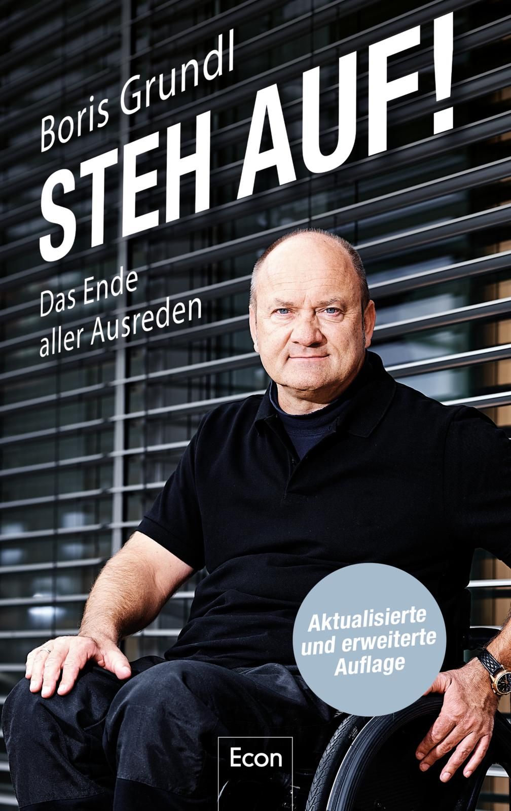 Buchcover: Boris Grundl, "STEH AUF!". Autor im Rollstuhl, Titel in Großbuchstaben. "Das Ende aller Ausreden".