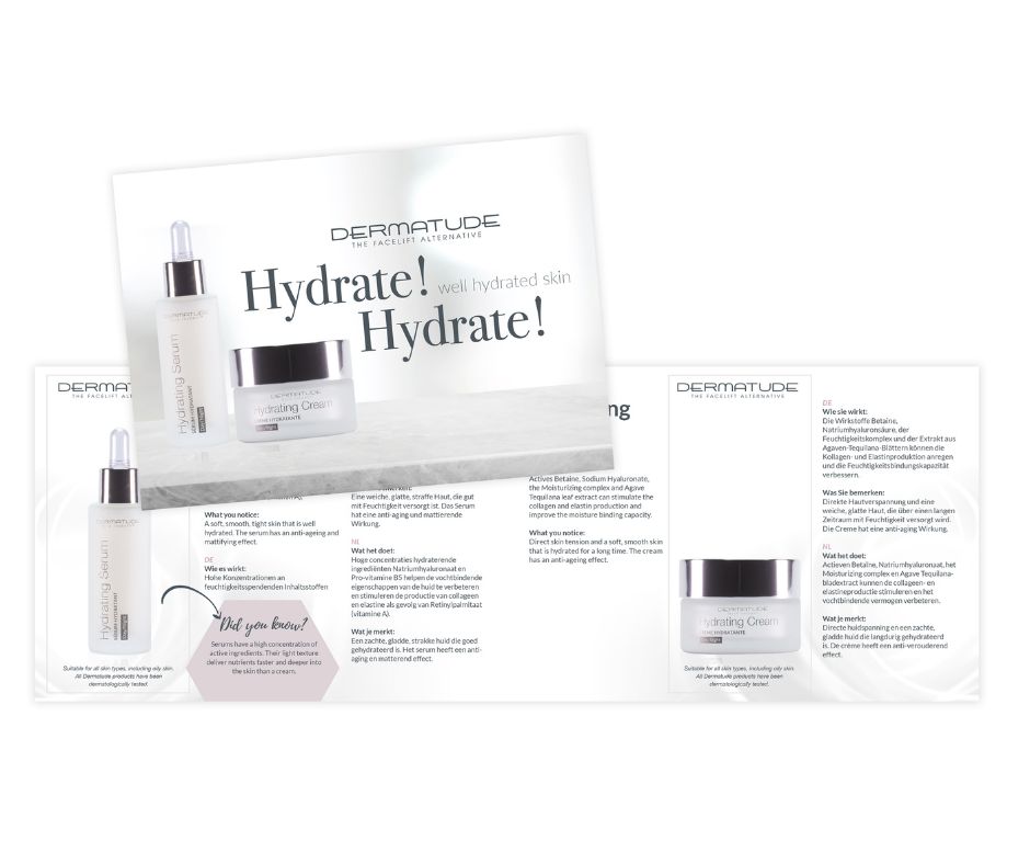 Eine Broschüre zeigt eine Flasche feuchtigkeitsspendendes Serum und eine Creme.