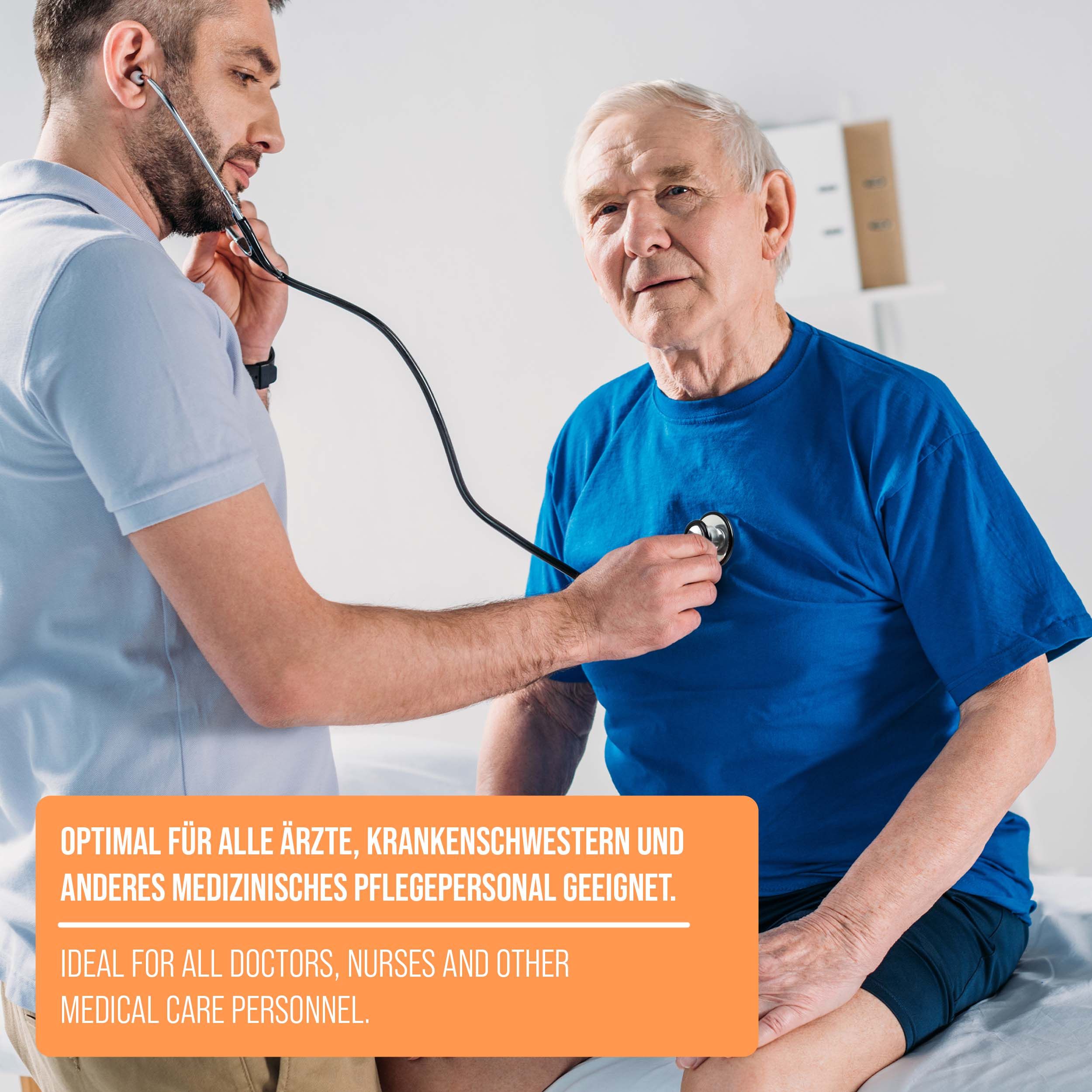 Arzt untersucht älteren Mann mit einem Stethoskop. Text: Geeignet für Ärzte, Krankenschwestern und medizinisches Personal.