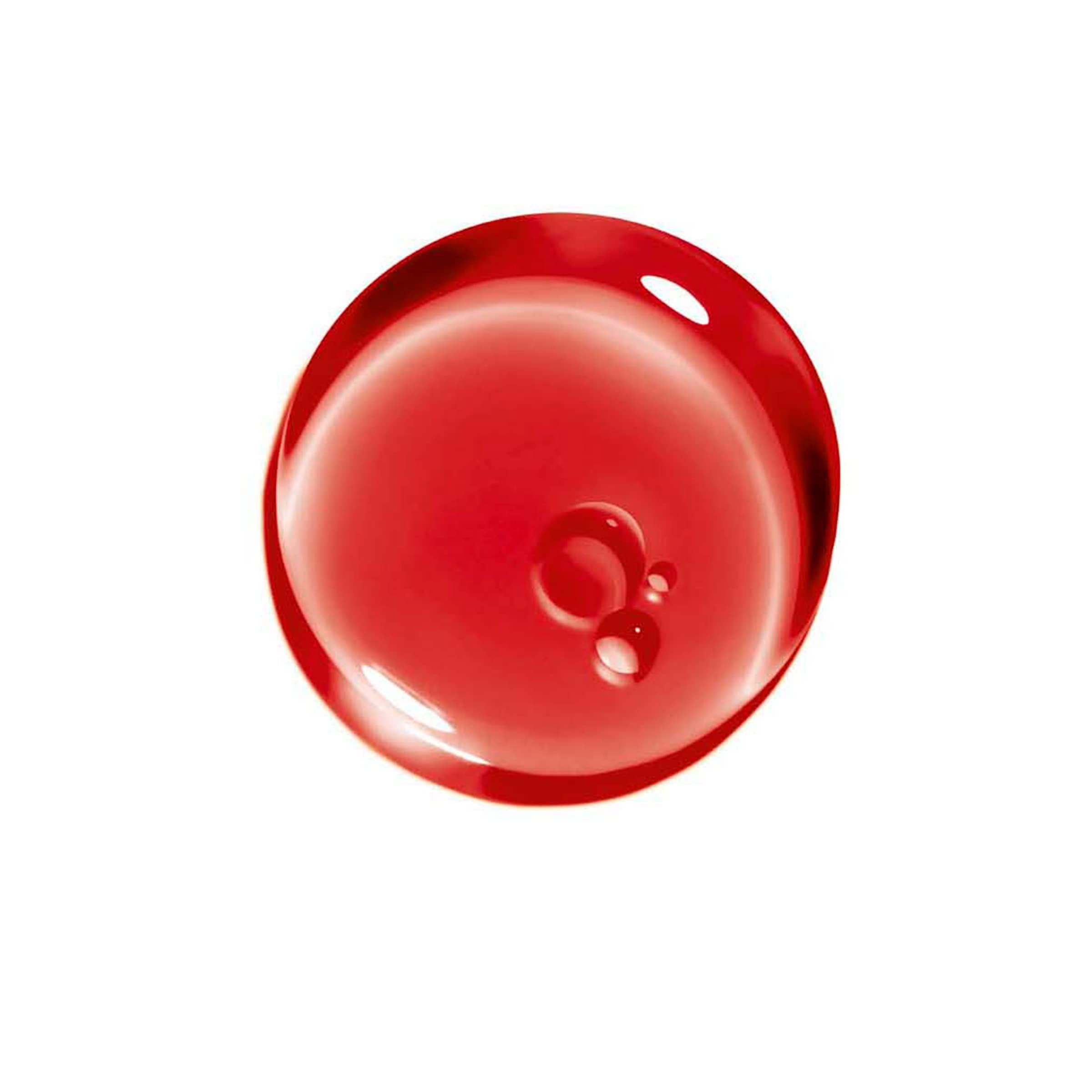 Runder, roter Tropfen mit kleinen Blasen. Auf weißem Hintergrund.