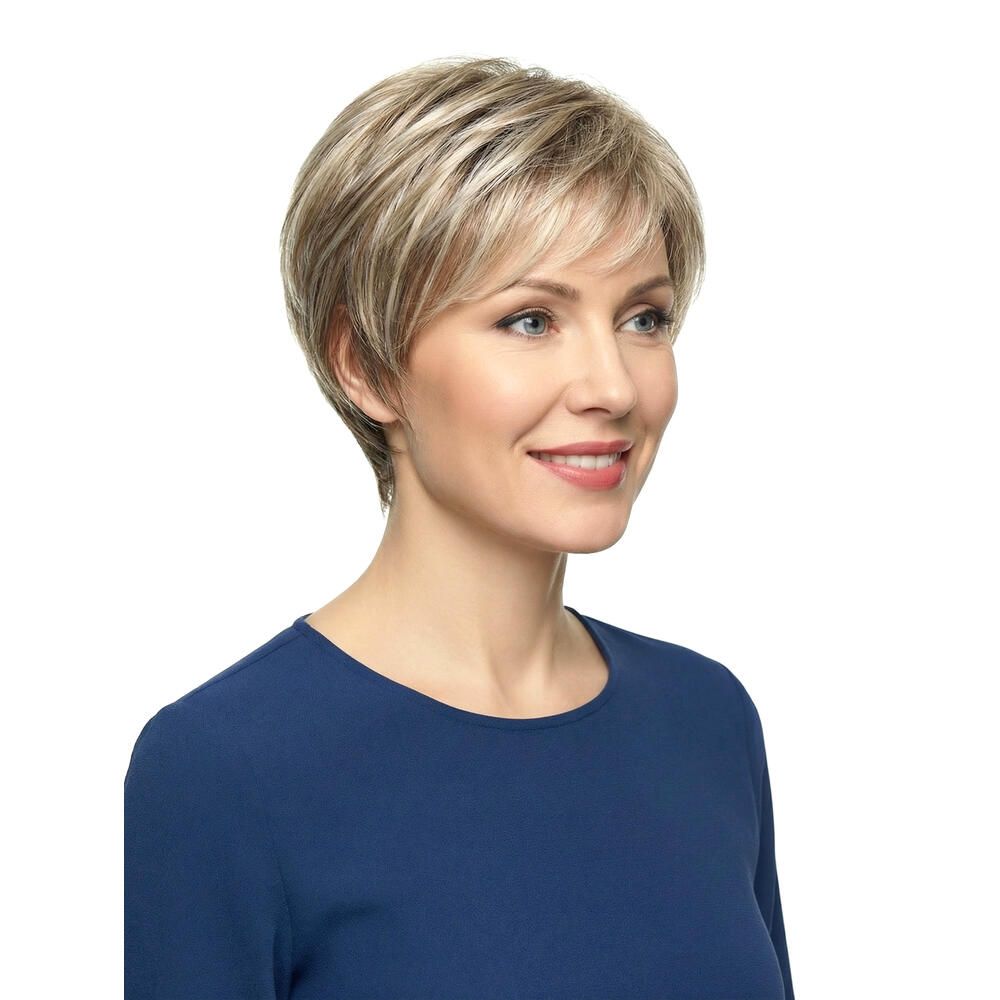 Kurzhaarperücke in Blondtönen. Frau mit blauem Oberteil, leicht seitliche Ansicht.