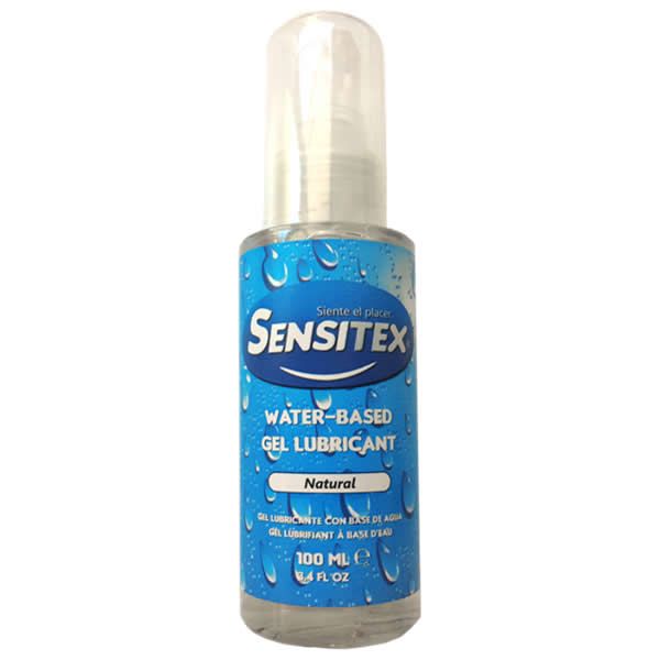 Transparente Flasche mit Sensitex-Etikett. Aufschrift: Water-Based Gel Lubricant, Natural. 100 ml.