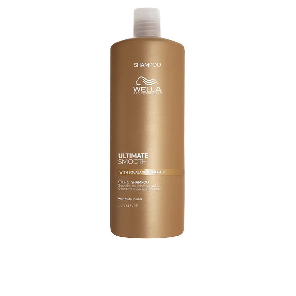 Goldfarbene Shampoo-Flasche mit weißem Deckel. Aufschrift: "SHAMPOO", "WELLA PROFESSIONALS", "ULTIMATE SMOOTH", "WITH SQUALANE + CAMELIA +", "STEP 1 | SHAMPOO".