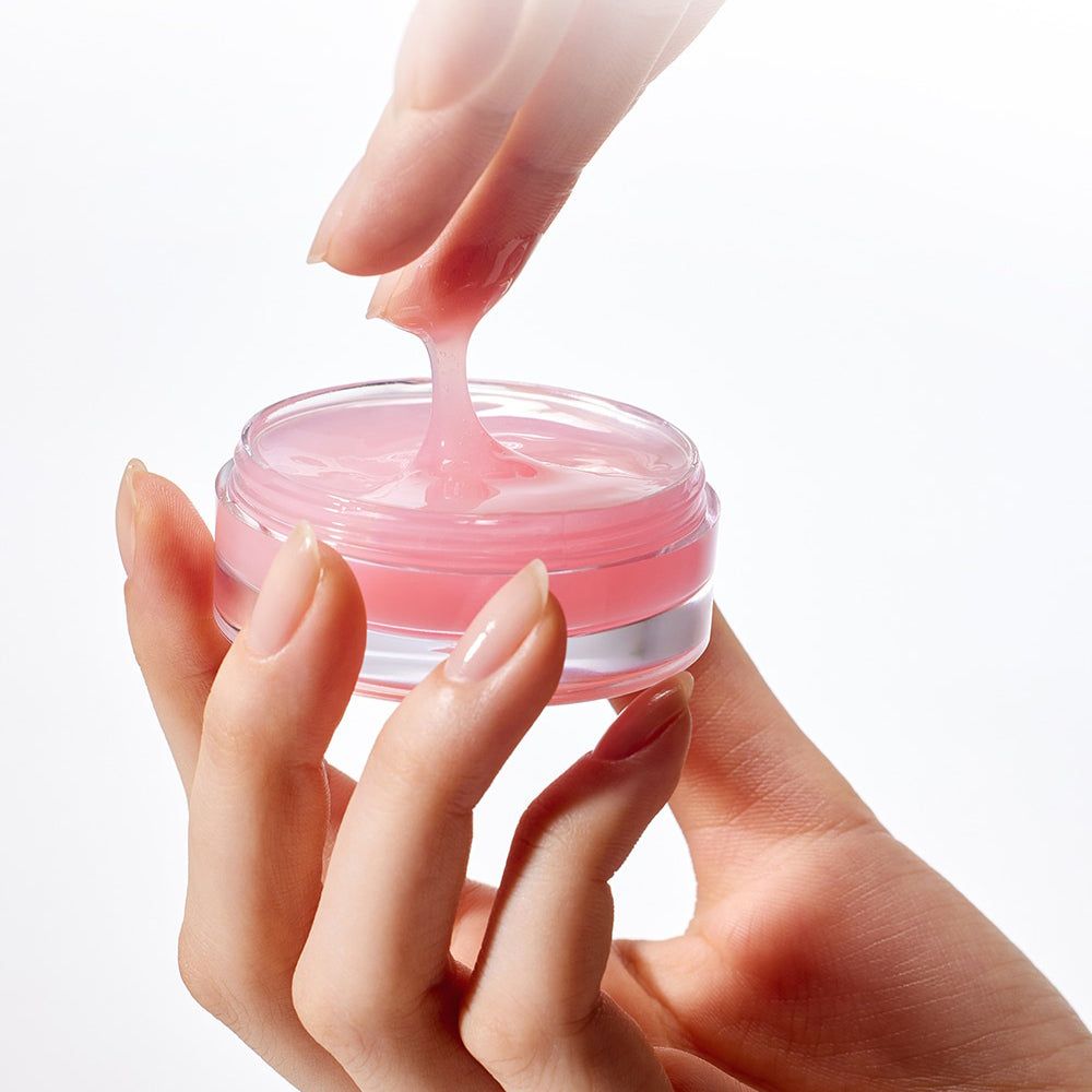 Hand entnimmt ARENCIA Lippenmaske aus offenem Behälter.