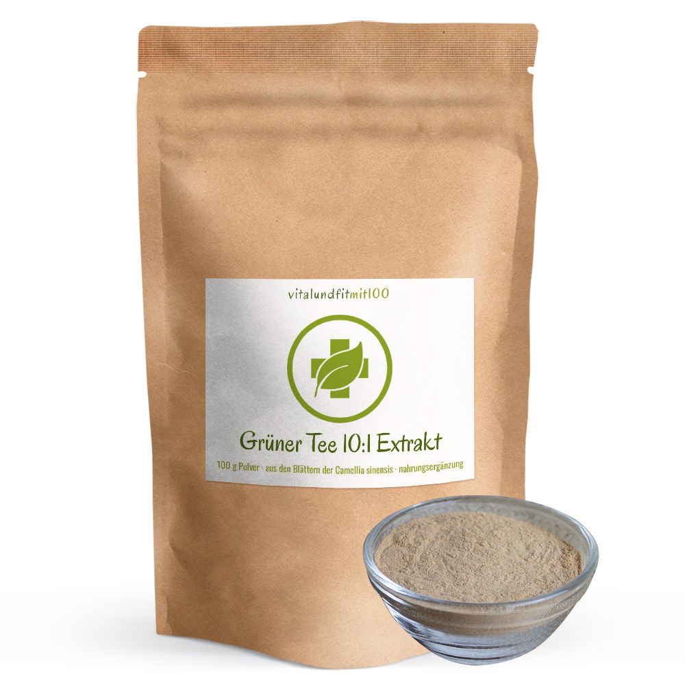 Braune Tüte mit weißem Etikett. Grüner Tee 10:1 Extrakt, Logo mit Blatt. Schale mit Pulver daneben.