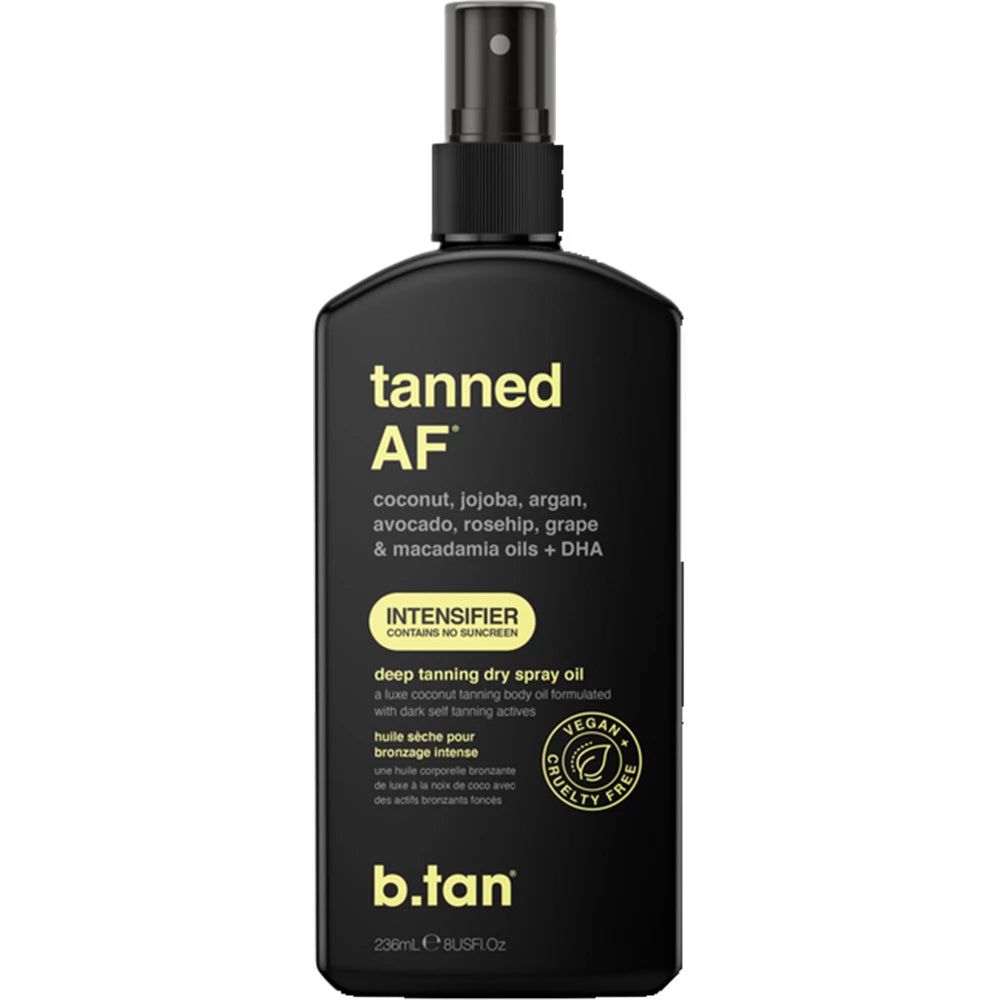 Schwarze Sprühflasche 'tanned AF' mit 'b.tan'. Enthält Kokosnuss, Jojoba, Argan, Avocado, Hagebutte, Traube & Macadamia-Öle + DHA. Vegan und tierversuchsfrei.