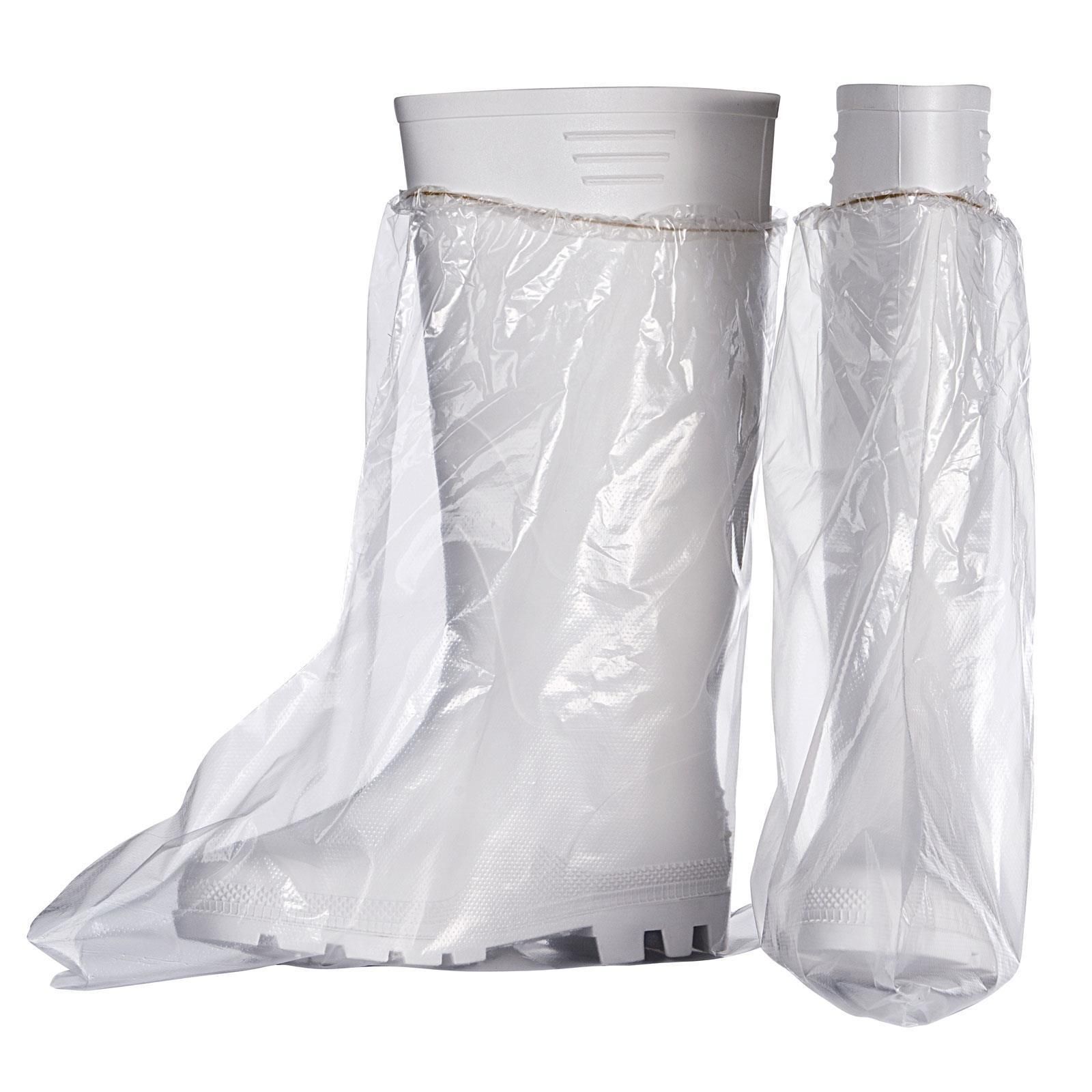 Weiße Überstiefel mit transparenten Schutzhüllen. Ein Stiefel ist getragen, der andere daneben.