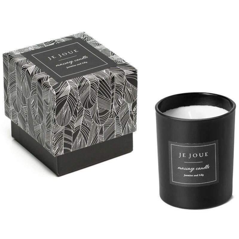 Schwarze Kerze und Schachtel mit Feder-Muster. Aufschrift: Je Joue, massage candle, Jasmine Lily. Verkaufsverpackung.
