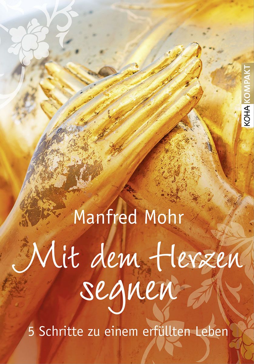 Buchcover mit goldenen Händen und Titel: Mit dem Herzen segnen. Autor: Manfred Mohr. Verlag: Kora Kompakt. 5 Schritte zu einem erfüllten Leben.