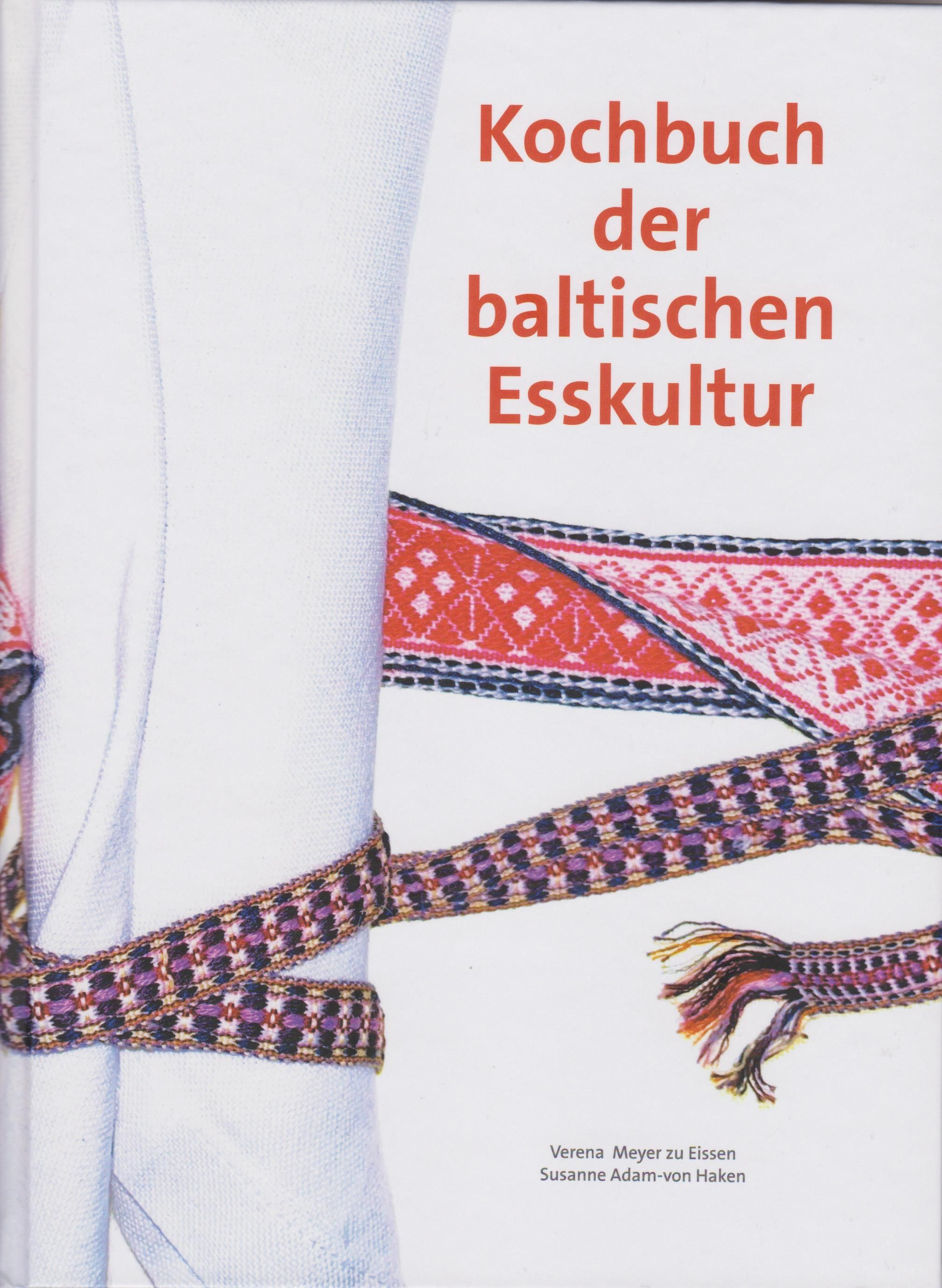 Buchcover mit Titel: Kochbuch der baltischen Esskultur. Roter Titel auf weißem Hintergrund. Verziert mit Bändern.