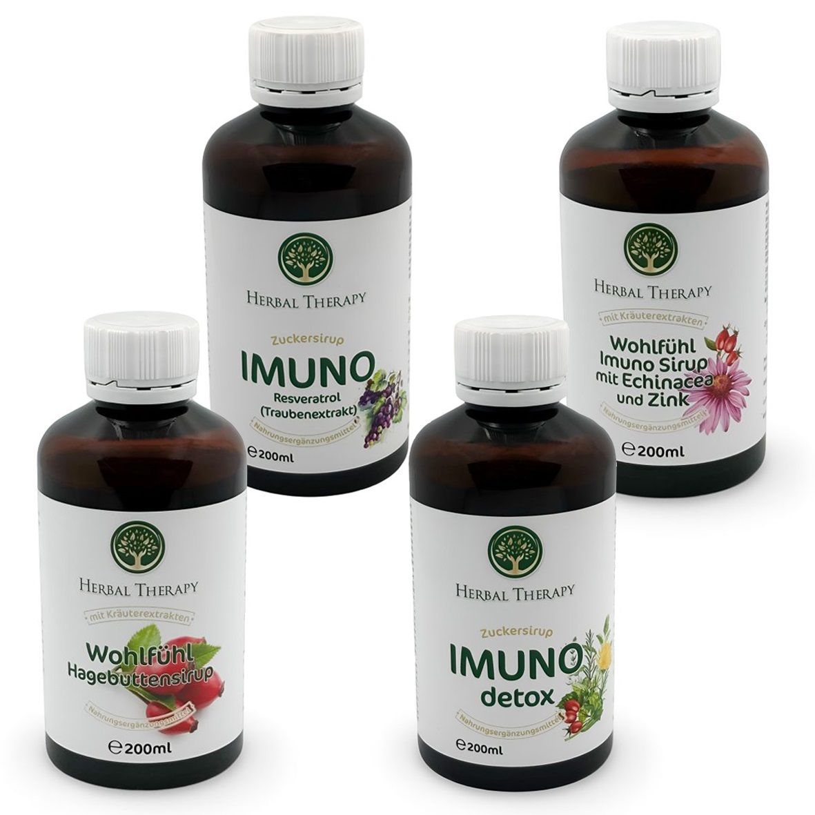 Vier Flaschen Herbal Therapy Sirup. Jede Flasche hat ein weißes Etikett mit Produktnamen und Inhaltsstoffen. Braune Glasflaschen mit weißem Deckel.