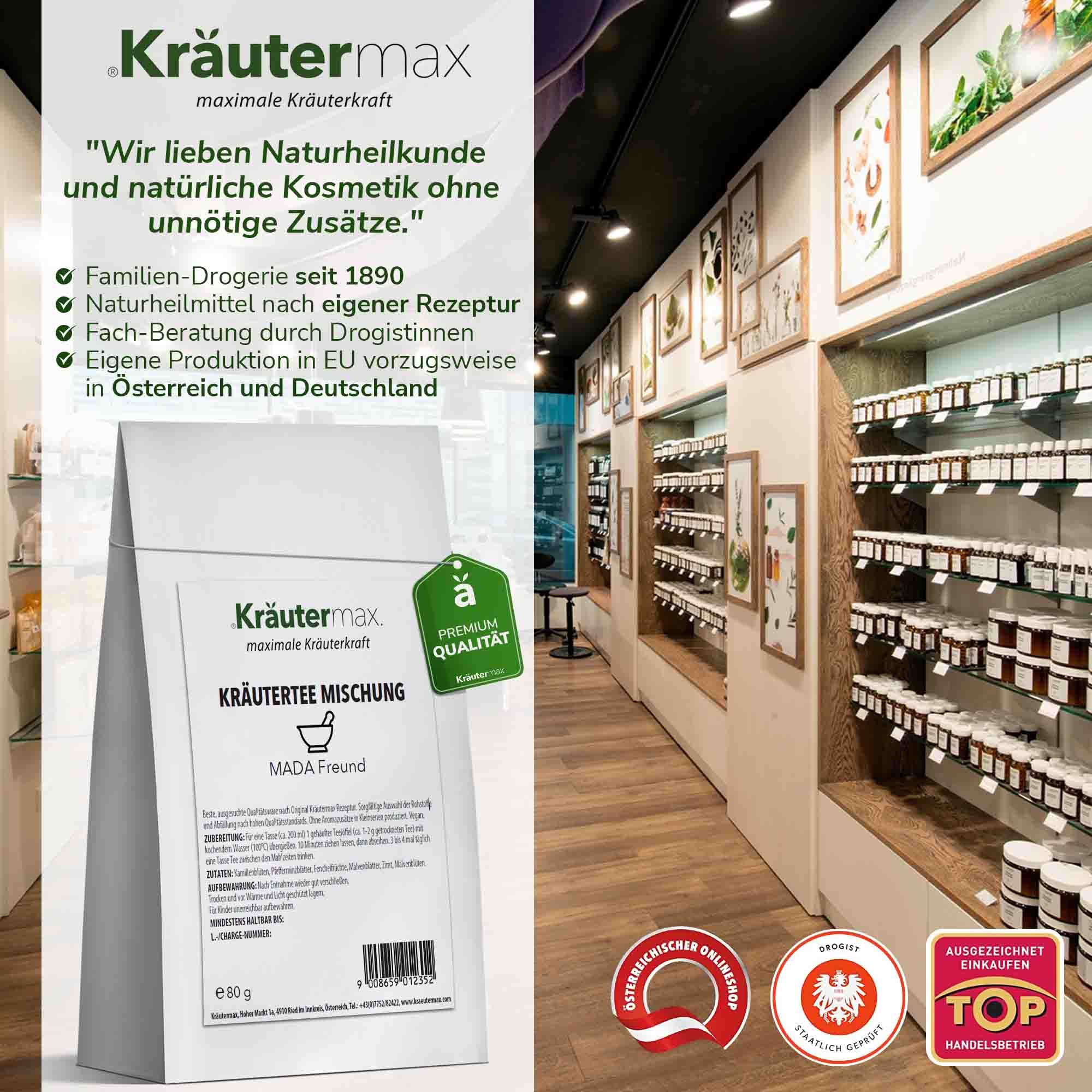 Kräutermax Kräutertee Mischung in weißer Verpackung. Im Hintergrund: Apothekenregale. Siegel: Premium Qualität, österreichische und deutsche Qualität.