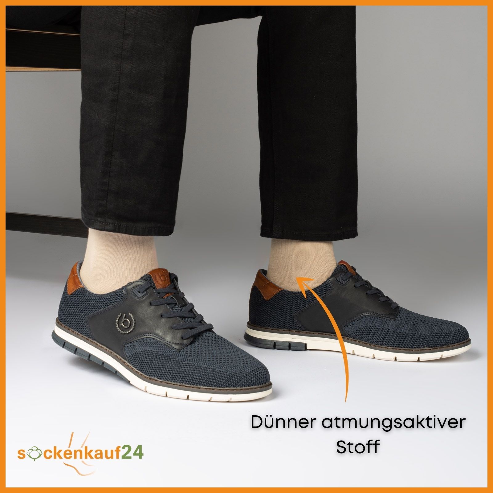 Person trägt blaue Schuhe und beige Socken. Text: "Dünner atmungsaktiver Stoff".