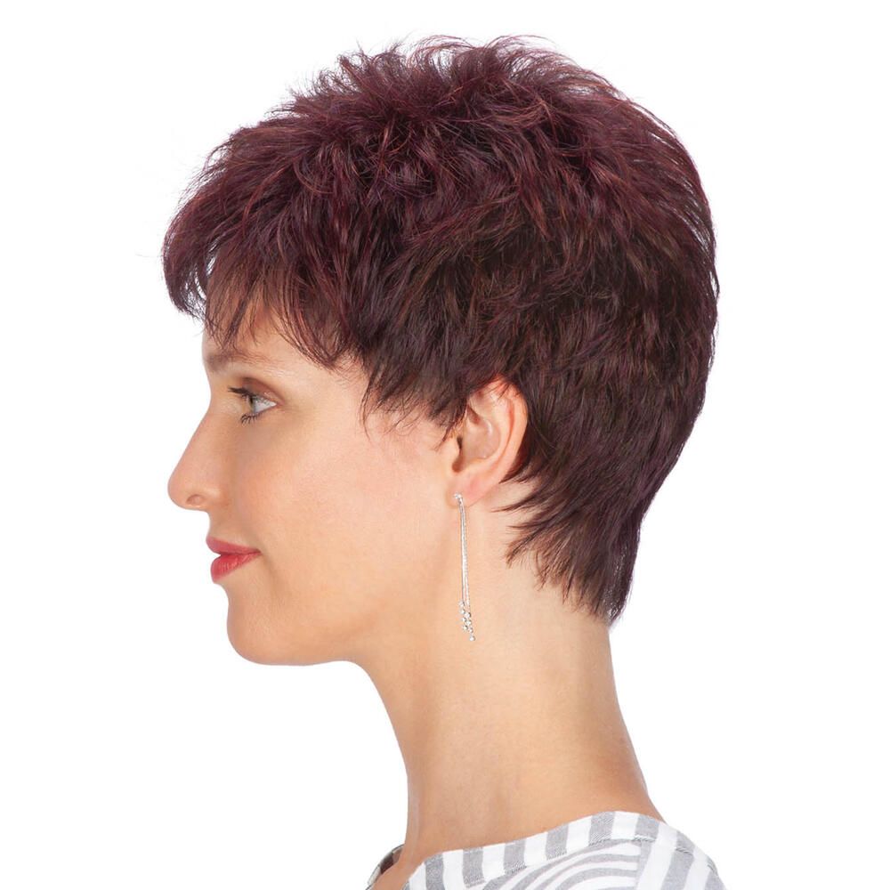 Burgunderrote Kurzhaarperücke. Profil einer Frau mit Perücke und Ohrring. Gestreiftes Oberteil.