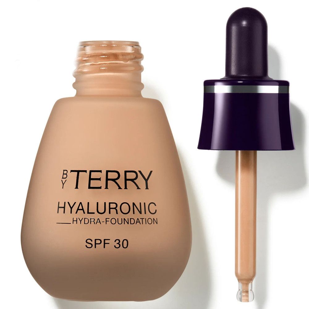 Flüssige Foundation-Flasche mit Pipette. Aufschrift: BY TERRY HYALURONIC HYDRA-FOUNDATION SPF 30. Helle Farbe.