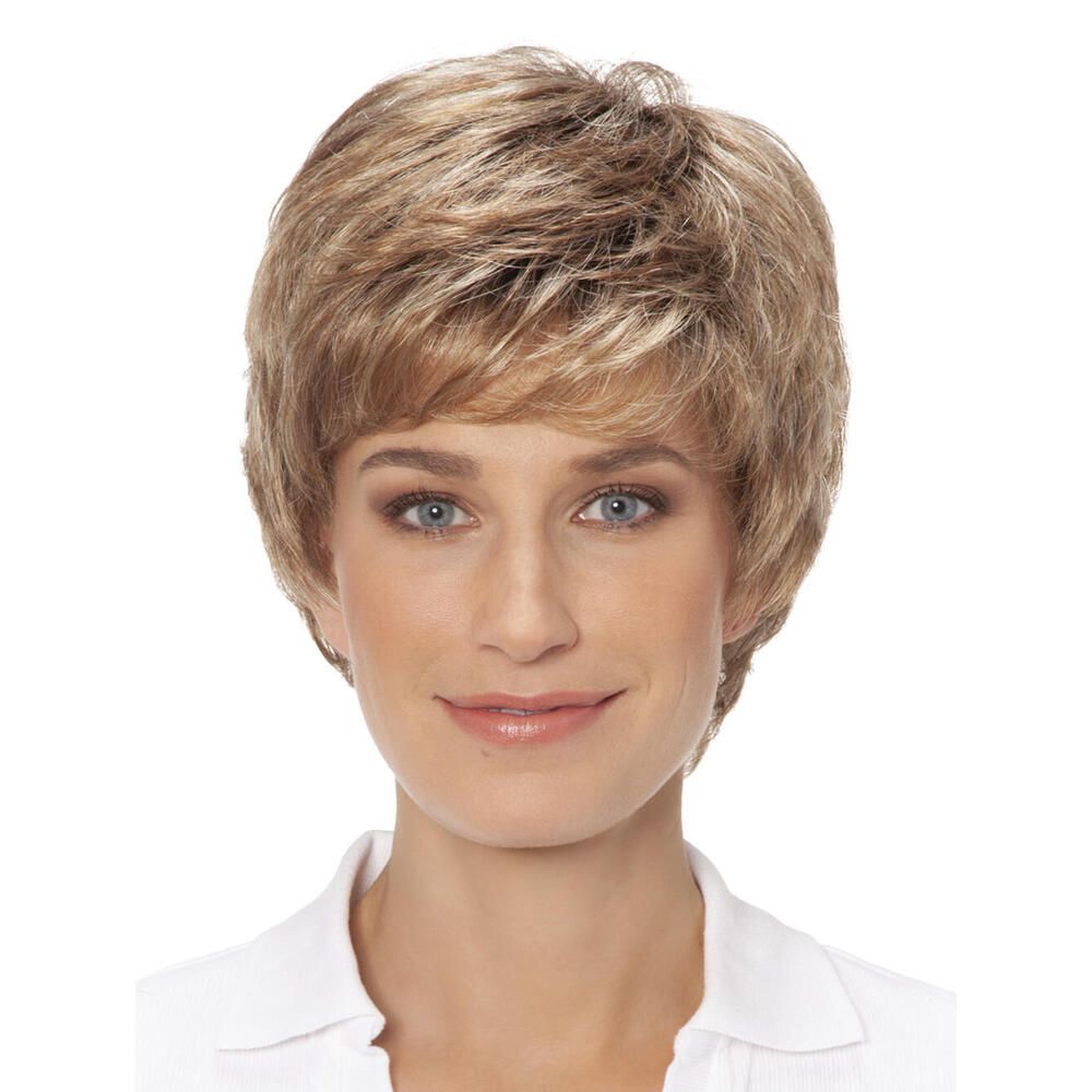 Kurzhaarperücke, blond-meliert, Frontansicht einer Frau. Haarschnitt mit Pony. Frau trägt weißes Hemd.