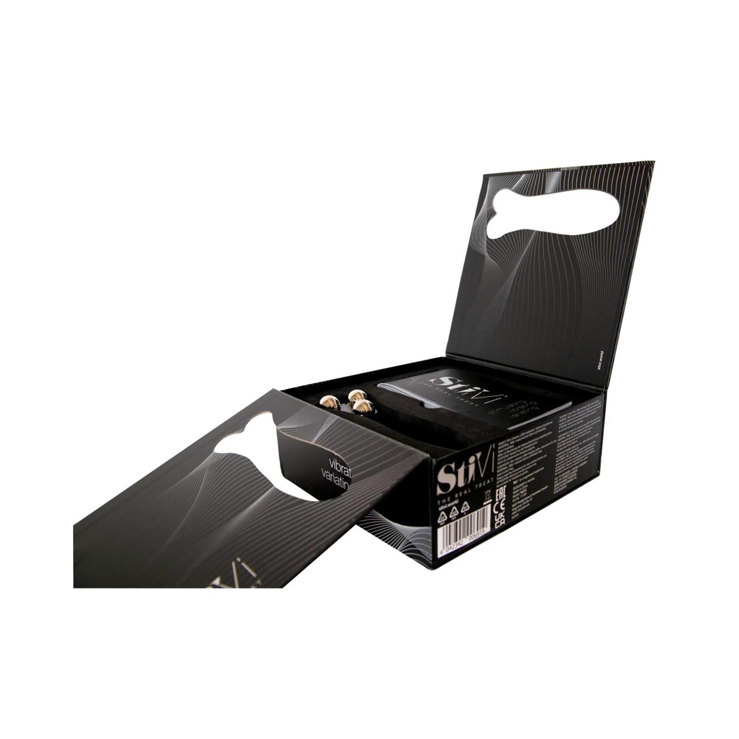 Geöffnete schwarze Produktverpackung. Produkt und Zubehör sind sichtbar.