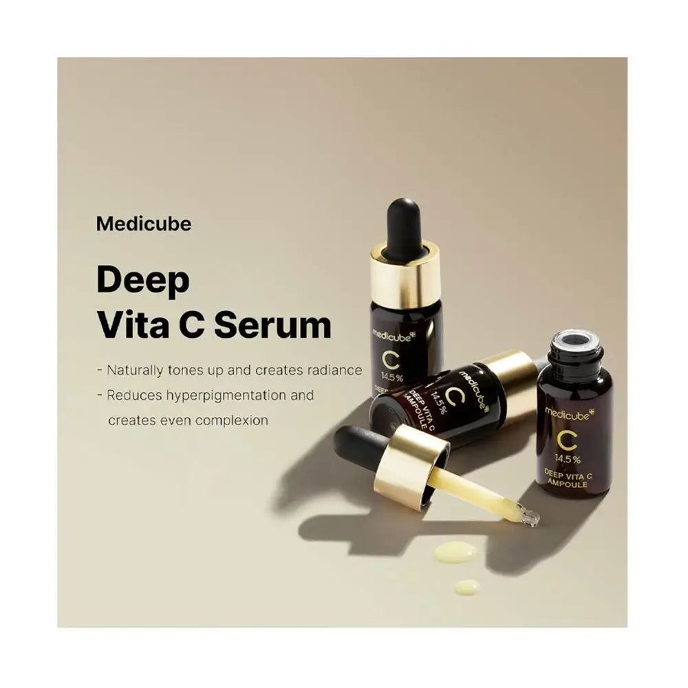 Drei Fläschchen Serum mit Pipetten. Schwarze Kappen, goldene Ringe. Text: Medicube, Deep Vita C Serum, C 14.5%.