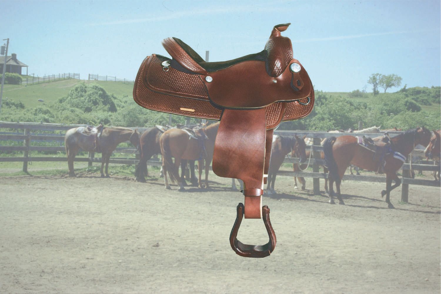 Brauner Westernsattel. Lederstruktur, Steigbügelriemen. Pferde auf einer Weide im Hintergrund.
