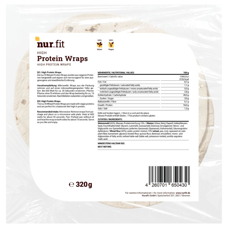 Mehrere Protein Wraps auf einem Holzbrett. Einige sind übereinander gestapelt, andere gerollt.