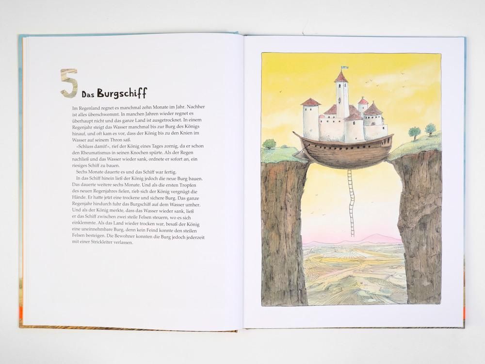 Buchseite: Illustration eines Schlosses auf einem Schiff zwischen Felsen. Text in deutscher Sprache. Nummer 5.