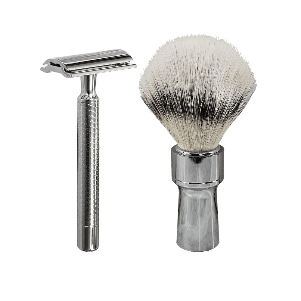 Rasierer mit geriffeltem Griff und Rasierpinsel mit weiß-schwarzen Borsten. Beide aus Metall, auf weißem Hintergrund.
