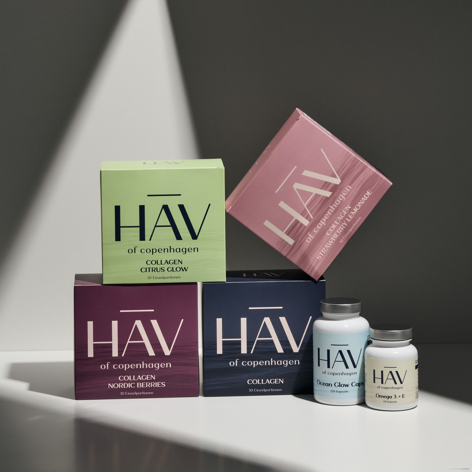 Mehrere Produktverpackungen und Flaschen von HAV Collagen-Produkten.