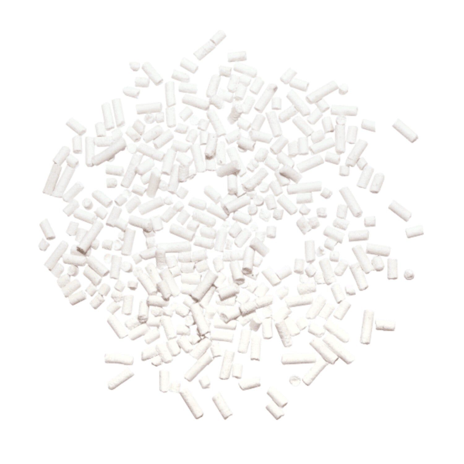 Haufen weißer, zylinderförmiger Pellets auf weißem Hintergrund. Streufutter.