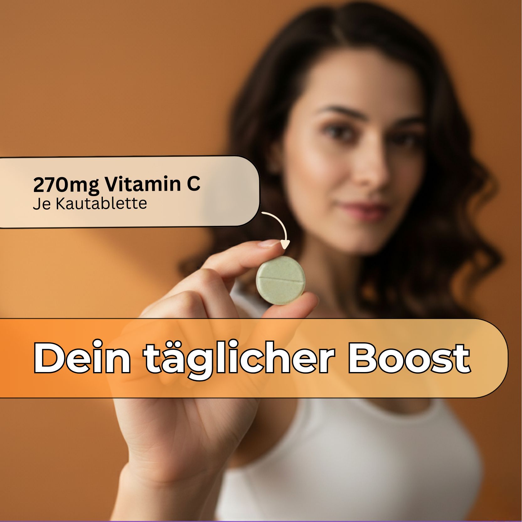 Frau hält eine grüne Kautablette. Text: 270mg Vitamin C je Kautablette. Dein täglicher Boost.