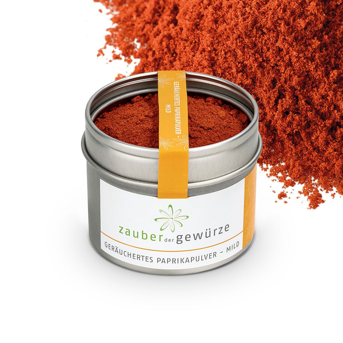 Geöffnete Dose mit Paprikapulver. Daneben Paprikapulver. Aufkleber mit Schriftzug: Zauber der Gewürze, geräuchertes Paprikapulver - mild. Orangefarbener Streifen.
