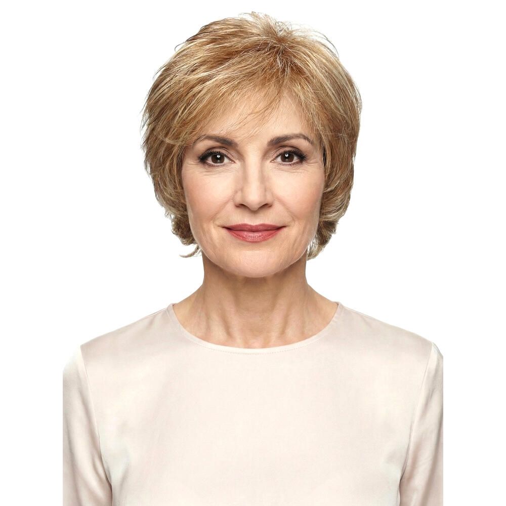 Perücke BRÜGGE von DELUXE. Blond-braune Kurzhaarfrisur. Frau mit Perücke, Frontansicht.