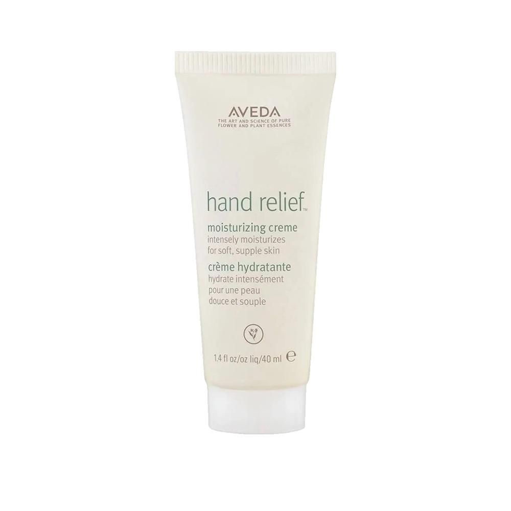 Creme-Tube mit Produktnamen und Markennamen. Hellbeige Tube mit weißem Deckel. Text: Hand Relief, Aveda.