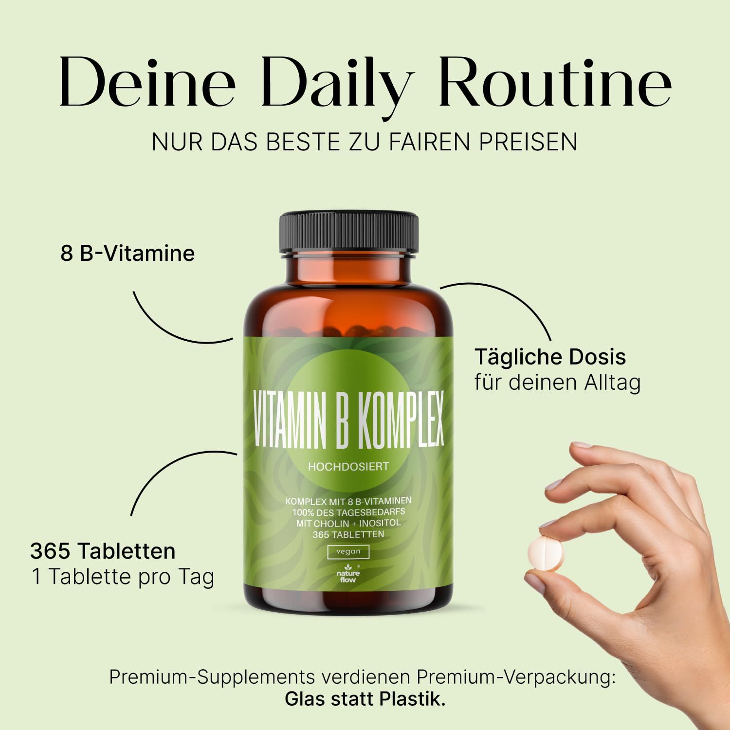 Braune Glasflasche mit grünem Etikett. Aufschrift: Vitamin B Komplex. Eine Tablette wird von einer Hand gehalten. Text.