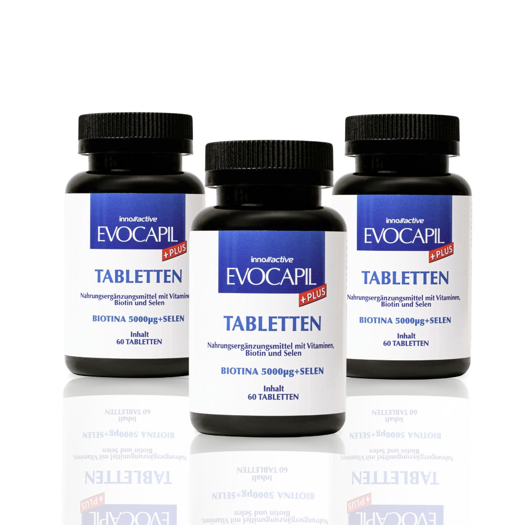 Trois flacons de comprimés. Texte: Comprimés contre la chute des cheveux. Contient 60 comprimés avec biotine et sélénium.