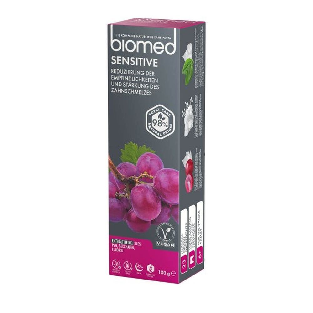 Kartonverpackung für "biomed Sensitive" Zahnpasta. Trauben-Illustration, Vegan-Siegel und Qualitätszeichen.