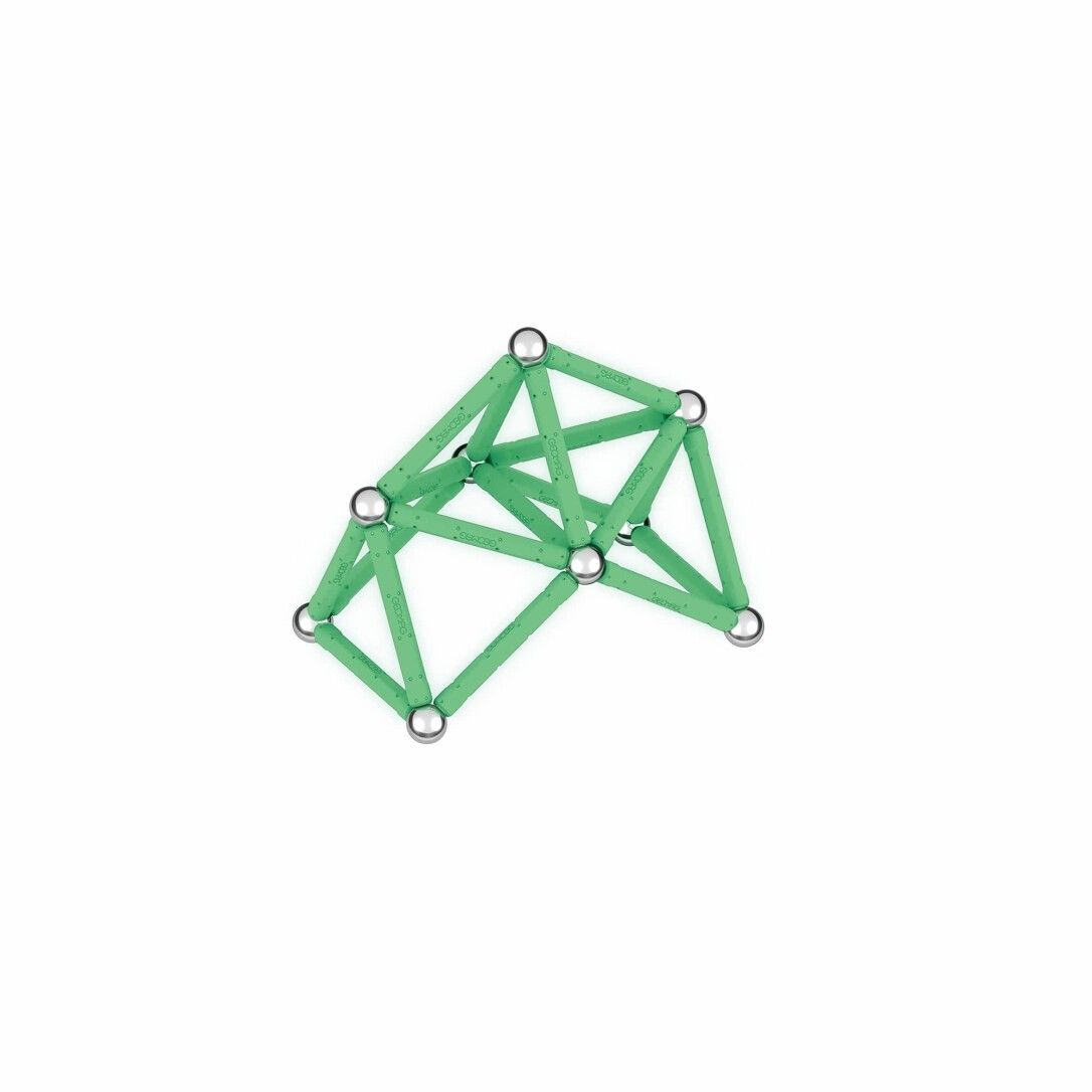Konstruktion aus grünen Stäben und silbernen Kugeln. Geometrische Form, freistehend auf weißem Hintergrund.