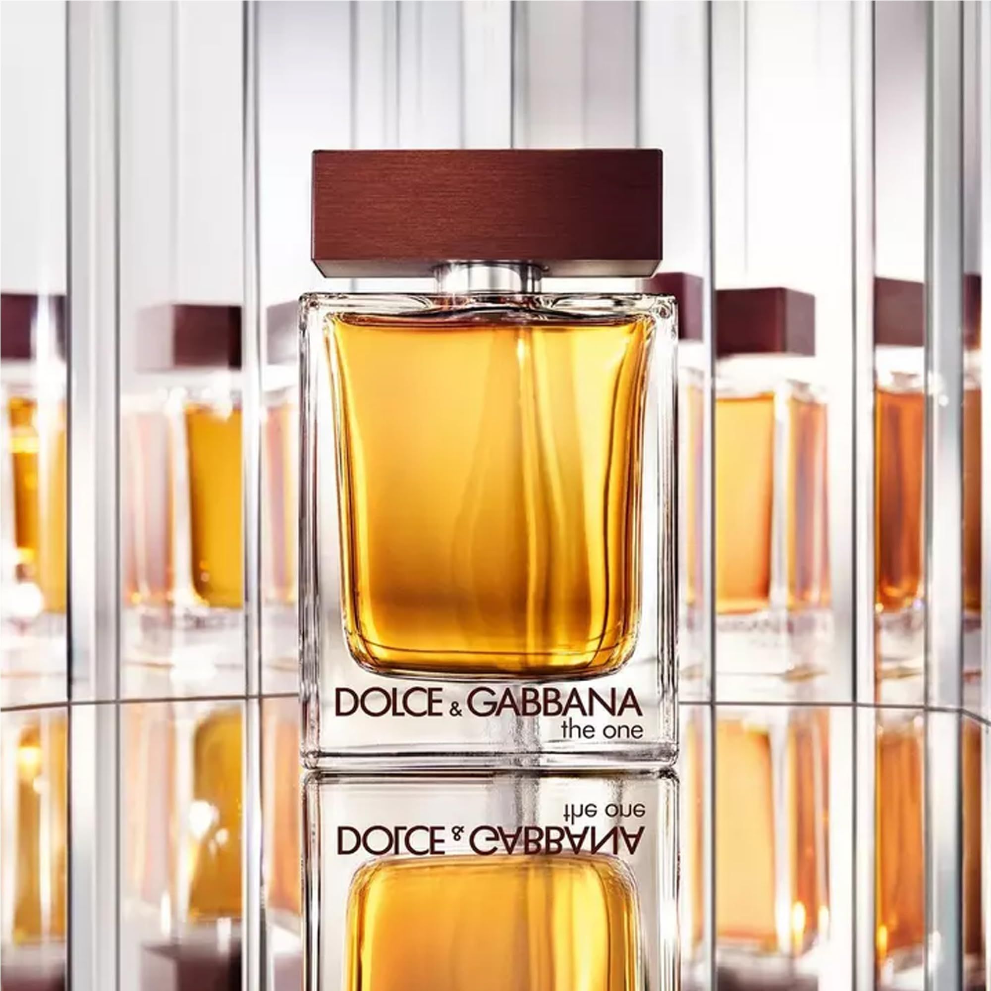 Parfümflasche mit braunem Deckel. Aufschrift: Dolce & Gabbana, The One. Mehrere Flaschen im Hintergrund.